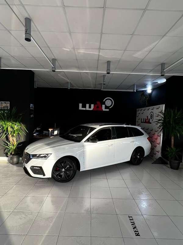 Usado Skoda Octavia RS 200 CV (147 kW) 2021 Blanco Familiar