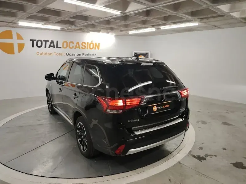 Usado Mitsubishi Outlander P-HEV 203 CV (149 kW) 2017 Negro SUV