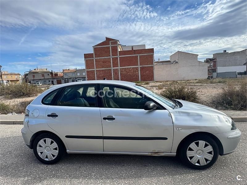 Usado Seat Ibiza Sport 75 CV (55 kW) 2003 Gris / plata Berlina