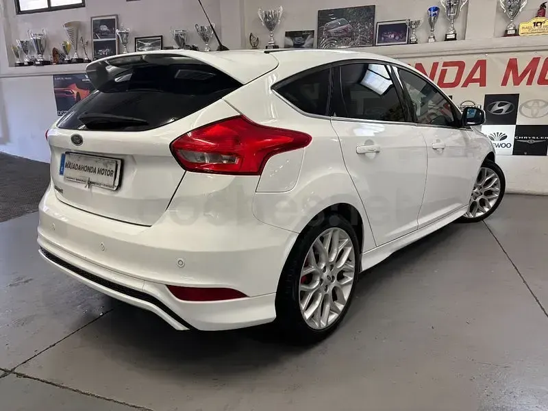 Usado Ford Focus Sport 120 CV (88 kW) 2015 Blanco Berlina