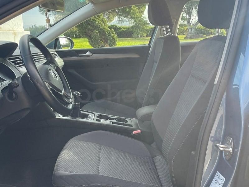 Usado VW Passat Advance 120 CV (88 kW) 2017 Azul Berlina