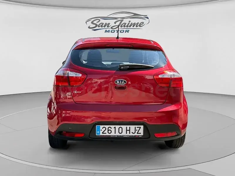 Usado Kia Rio 85 CV (62 kW) 2012 Rojo Berlina