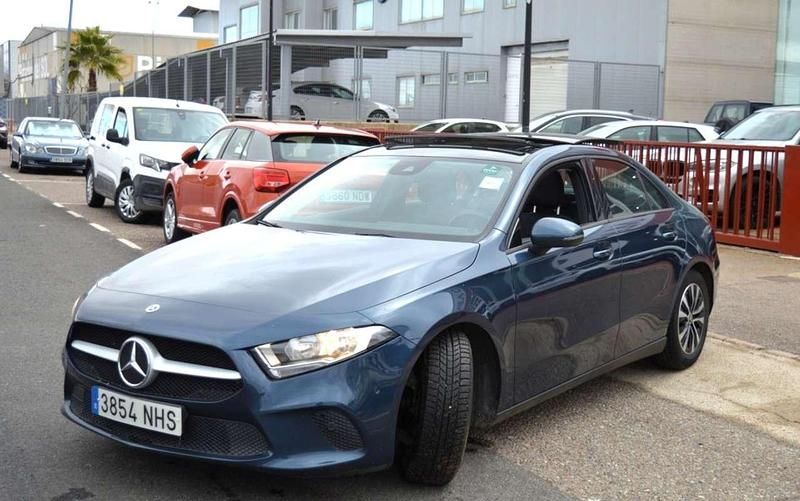 Usado Mercedes A180 116 CV (85 kW) 2021 Azul Utilitario