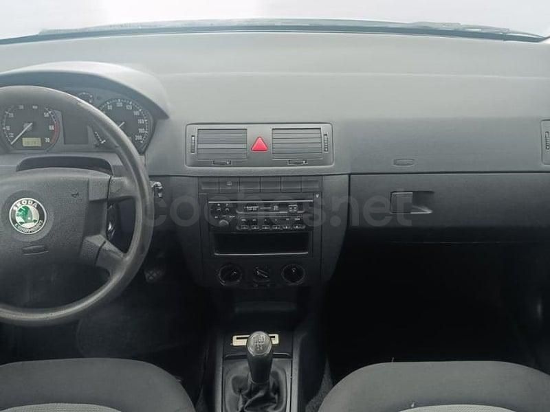 Usado Skoda Fabia Comfort 64 CV (47 kW) 2003 Gris / plata Berlina