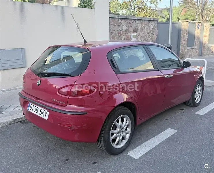 Usado Alfa Romeo 147 Progression 120 CV (88 kW) 2001 Rojo Utilitario