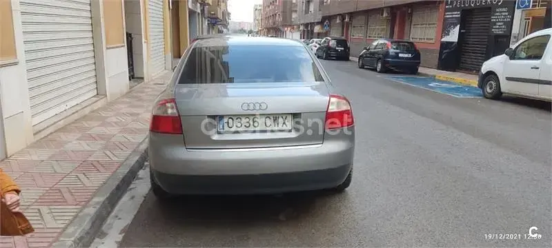 Usado Audi A4 130 CV (95 kW) 2004 Gris / plata Berlina