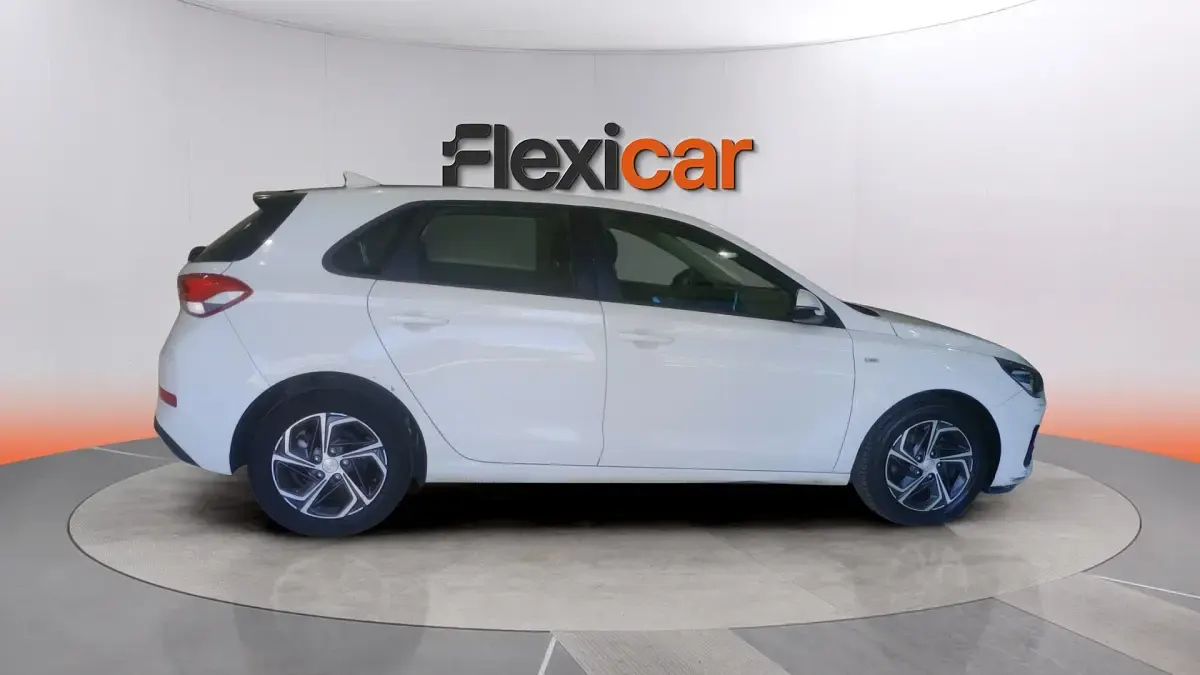 Usado Hyundai i30 120 CV (88 kW) 2021 Blanco Berlina