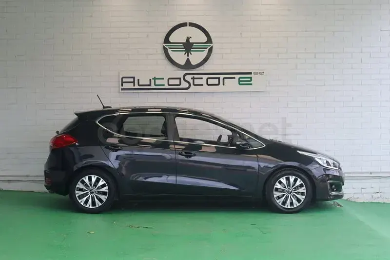 Usado Kia Ceed 100 CV (73 kW) 2016 Negro Utilitario