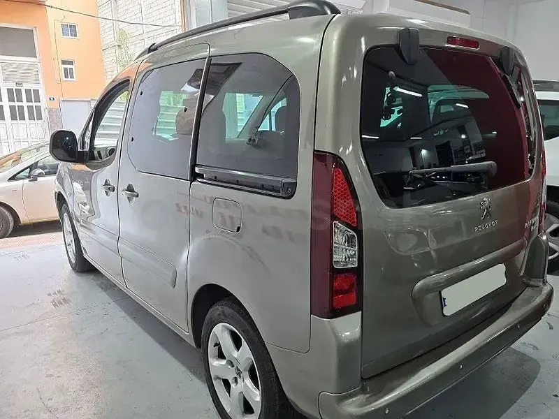 Usado Peugeot Partner Tepee Active 92 CV (67 kW) 2013 Beige Monovolumen
