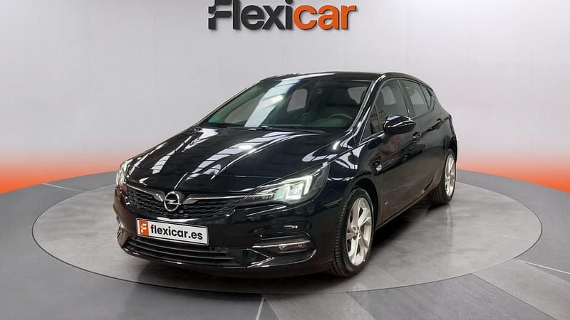 Usado Opel Astra Design & Tech 110 CV (80 kW) 2021 Negro Utilitario