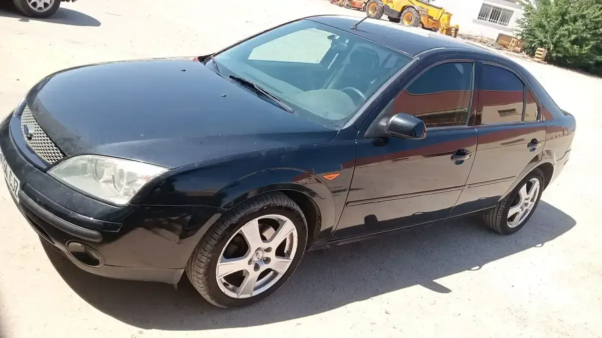 Usado Ford Mondeo Sport 130 CV (95 kW) 2003 Azul Berlina