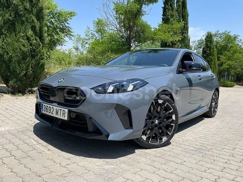 Gris Usado 2024 BMW M135 Comfort Edition Utilitario | 54.990 € (Un poco caro) - Imagen 1/4