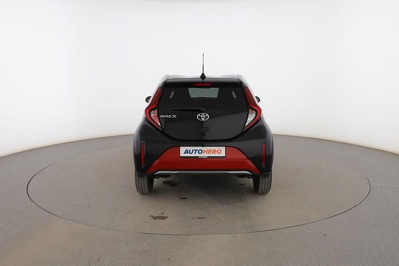 Usado Toyota Aygo X Play 72 CV (52 kW) 2023 Rojo SUV