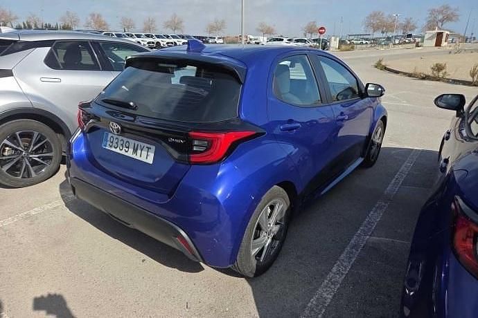 Usado Toyota Yaris Hybrid Active 116 CV (85 kW) 2025 Azul Utilitario