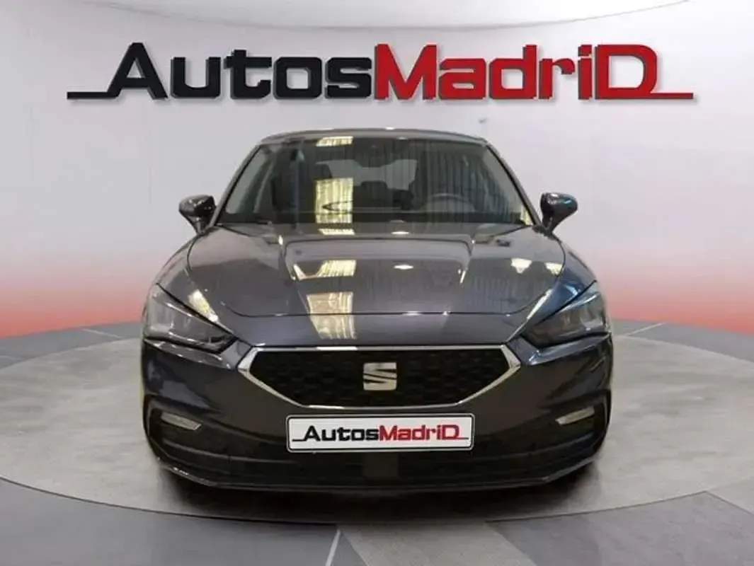 Usado Seat Leon Style 110 CV (80 kW) 2022 Gris / plata Berlina