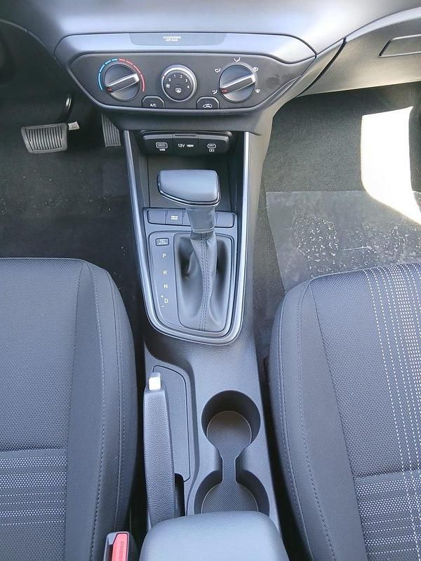 Usado Hyundai i20 100 CV (73 kW) 2025 Rojo dragón Utilitario