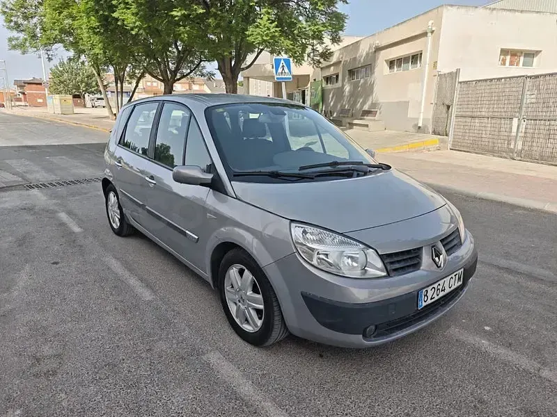 Usado Renault Scénic 130 CV (95 kW) 2008 Gris / plata Monovolumen