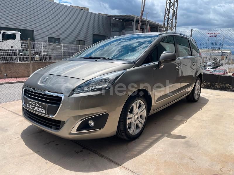 Usado Peugeot 5008 Style 120 CV (88 kW) 2016 Beige Monovolumen