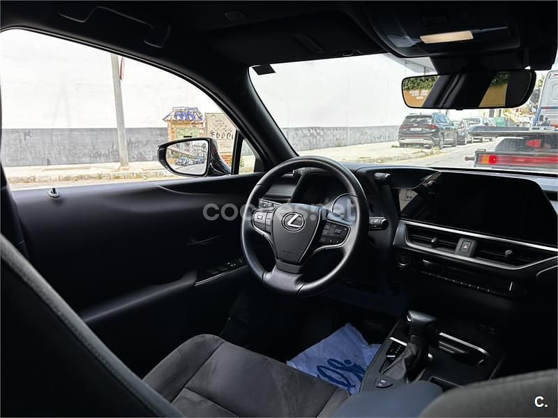 Usado Lexus UX 184 CV (135 kW) 2023 Gris / plata SUV