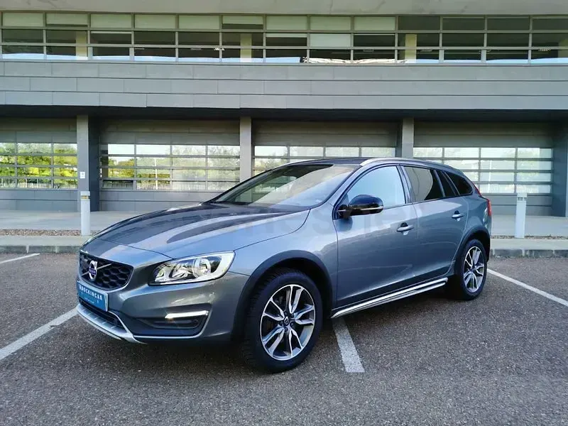 Usado Volvo V60 CC Summum 150 CV (110 kW) 2018 Gris / plata Familiar