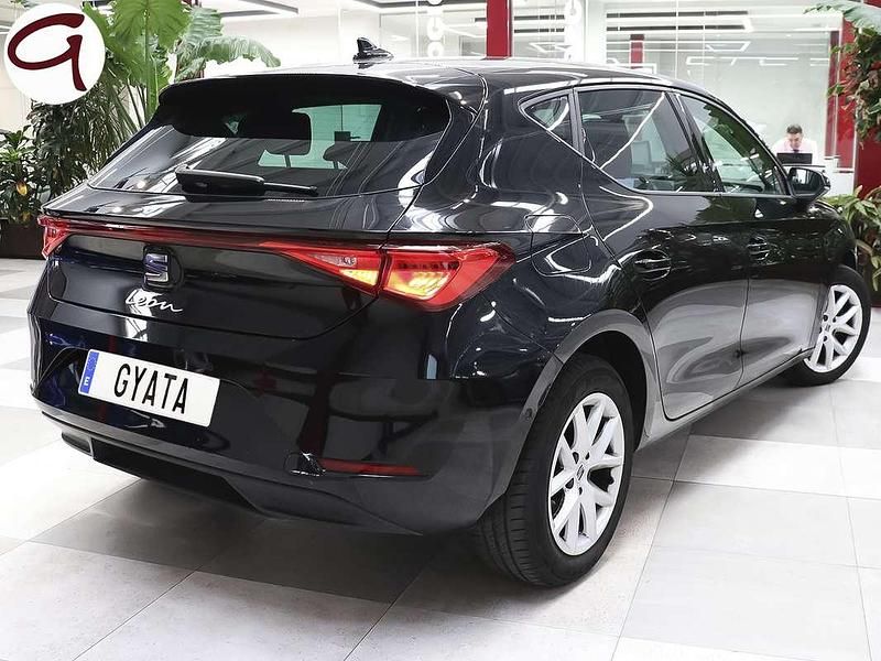 Usado Seat Leon Style 116 CV (85 kW) 2022 Negro Utilitario