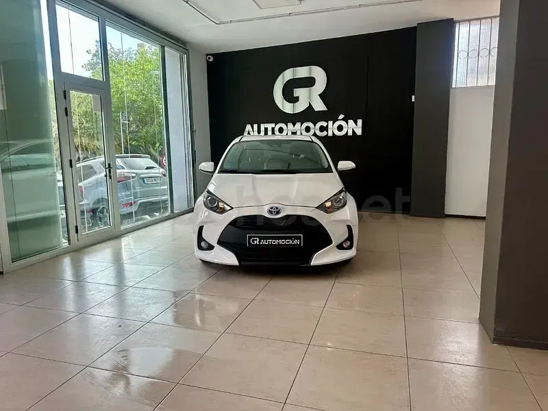 Usado Toyota Yaris Hybrid Style 116 CV (85 kW) 2023 Blanco Berlina