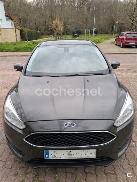 Usado Ford Focus Trend 125 CV (91 kW) 2018 Gris / plata Berlina