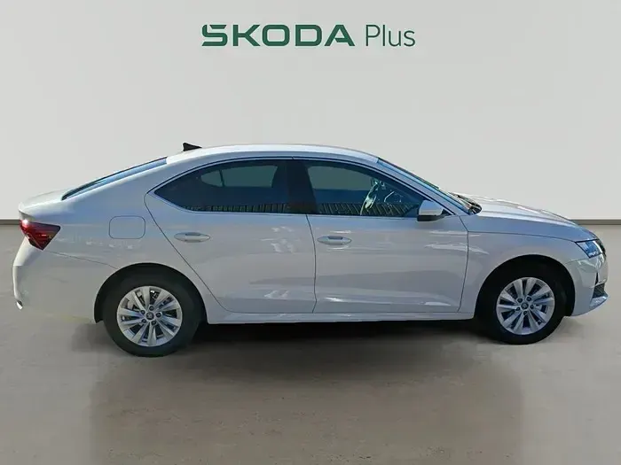 Usado Skoda Octavia Selection 116 CV (85 kW) 2025 Blanco Berlina