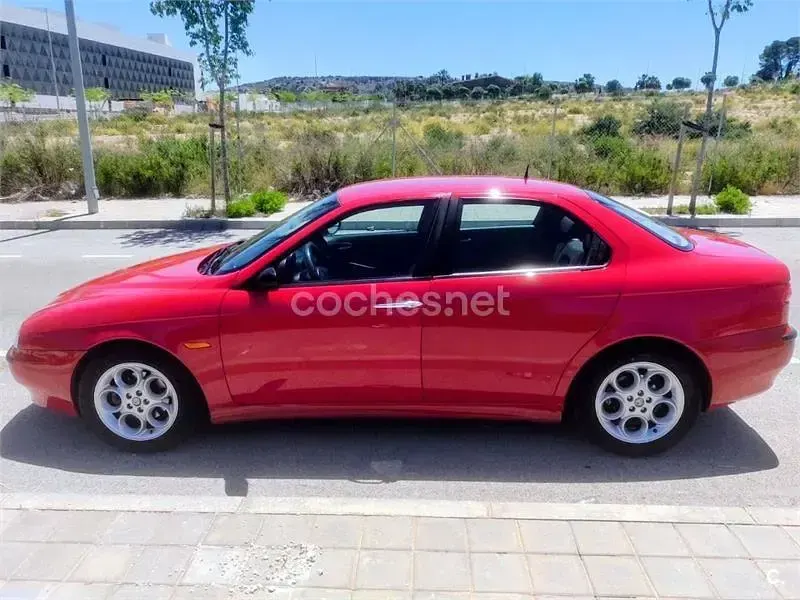 Usado Alfa Romeo 156 120 CV (88 kW) 1999 Rojo Berlina