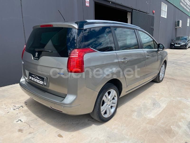 Usado Peugeot 5008 Style 120 CV (88 kW) 2016 Beige Monovolumen