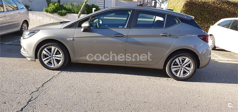 Usado Opel Astra Dynamic 110 CV (80 kW) 2017 Gris / plata Berlina