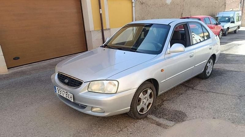 Usado Hyundai Accent GLS 102 CV (75 kW) 2002 Plateado Utilitario