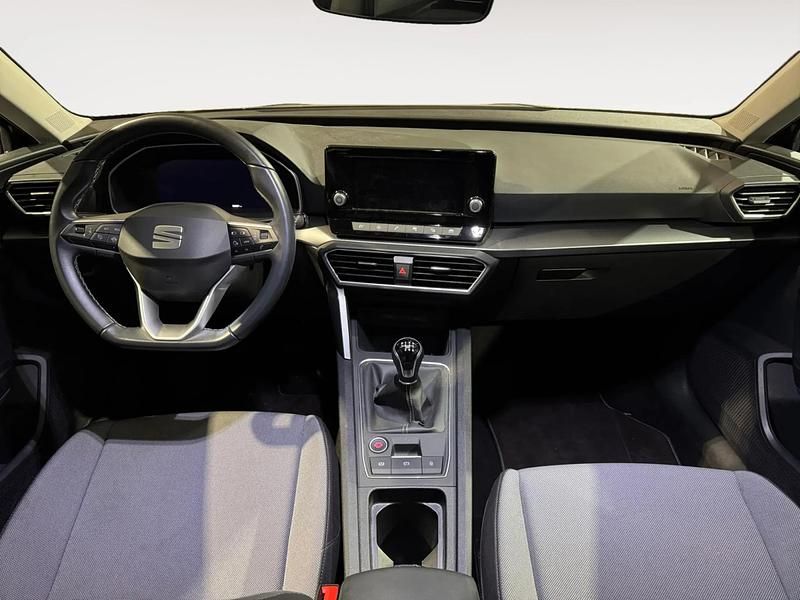 Usado Seat Leon Style 110 CV (80 kW) 2024 Gris/plata