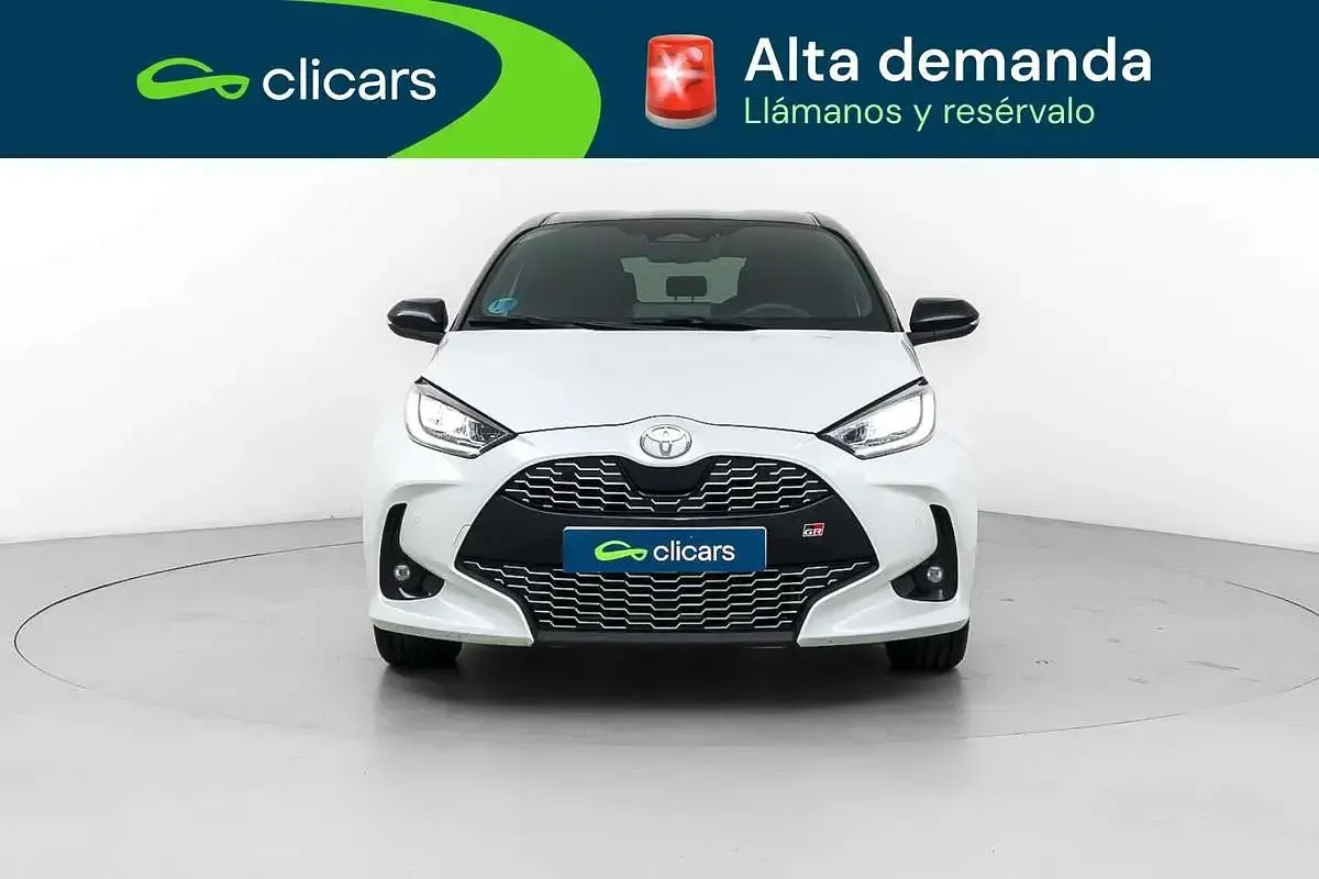 Usado Toyota Yaris Hybrid Sport 92 CV (67 kW) 2025 Blanco Berlina