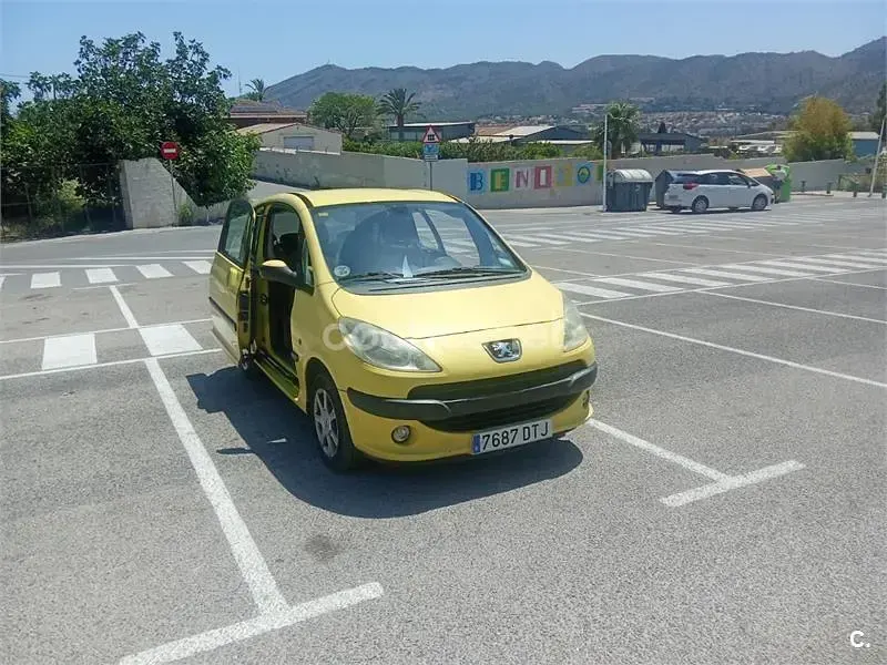 Usado Peugeot 1007 75 CV (55 kW) 2005 Amarillo Monovolumen
