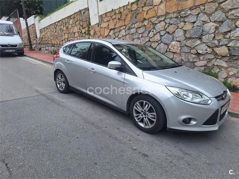 Usado Ford Focus Trend 95 CV (69 kW) 2011 Gris / plata Berlina