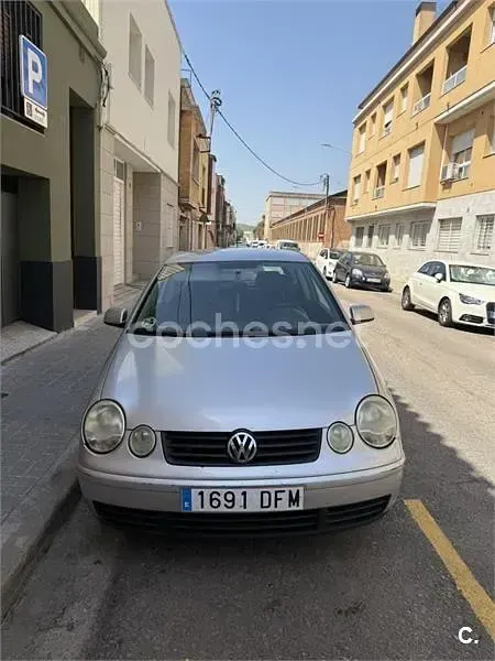 Usado VW Polo Trendline 75 CV (55 kW) 2003 Gris / plata Berlina
