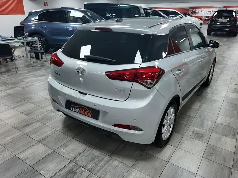 Usado Hyundai i20 Active 100 CV (73 kW) 2016 Gris / plata Berlina