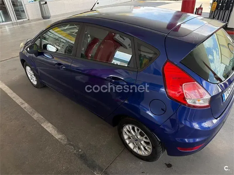 Usado Ford Fiesta Trend 82 CV (60 kW) 2015 Azul Utilitario