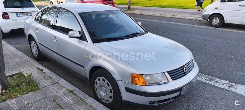 Usado VW Passat Comfortline 110 CV (80 kW) 1999 Gris / plata Berlina