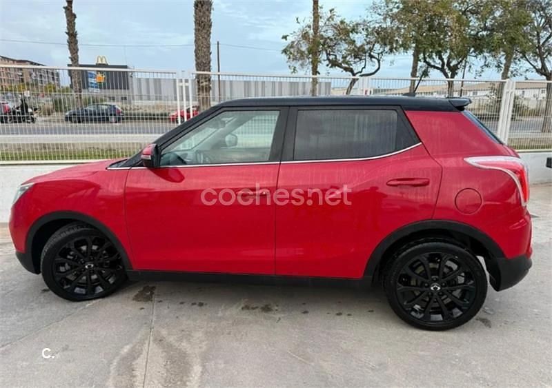 Usado Ssangyong (KGM) Tivoli Limited 115 CV (84 kW) 2016 Rojo SUV