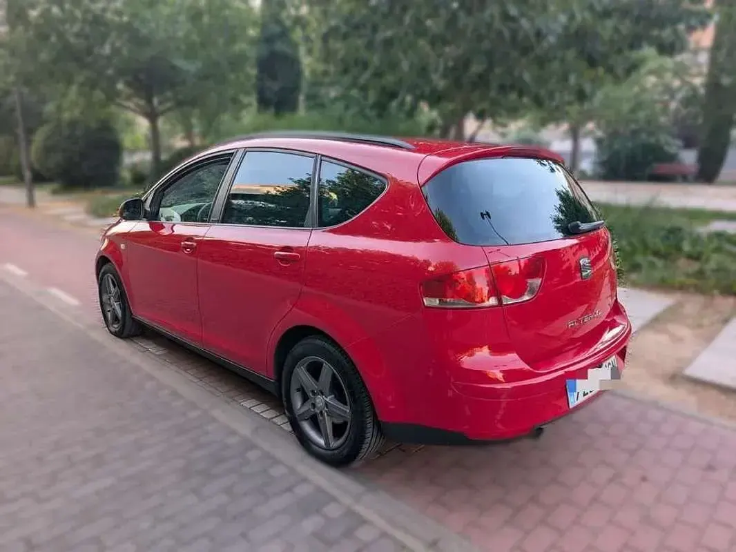 Usado Seat Altea I-Tech 105 CV (77 kW) 2015 Rojo Monovolumen