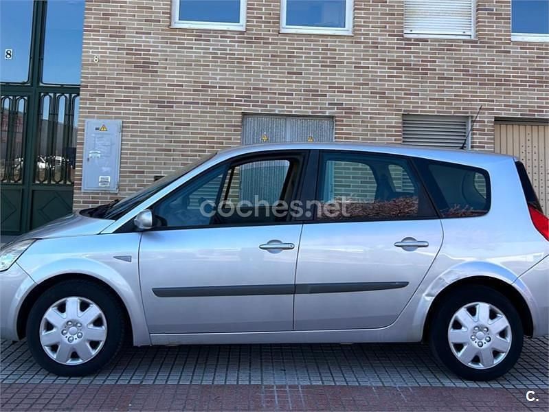 Usado Renault Grand Scénic II Dynamique 105 CV (77 kW) 2008 Gris / plata Monovolumen