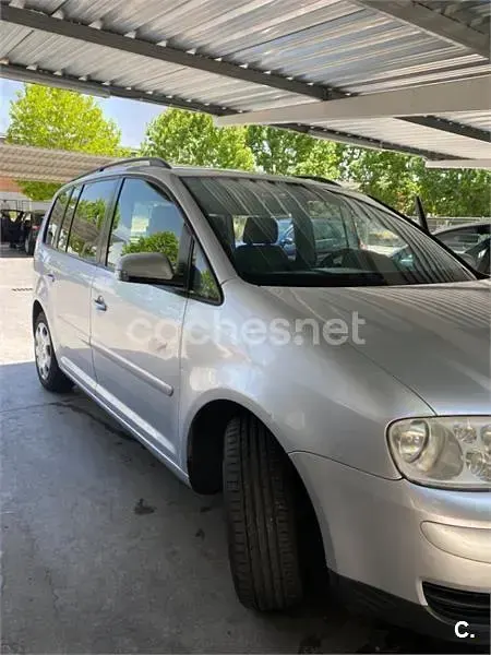 Usado VW Touran Trendline 100 CV (73 kW) 2004 Gris / plata Monovolumen