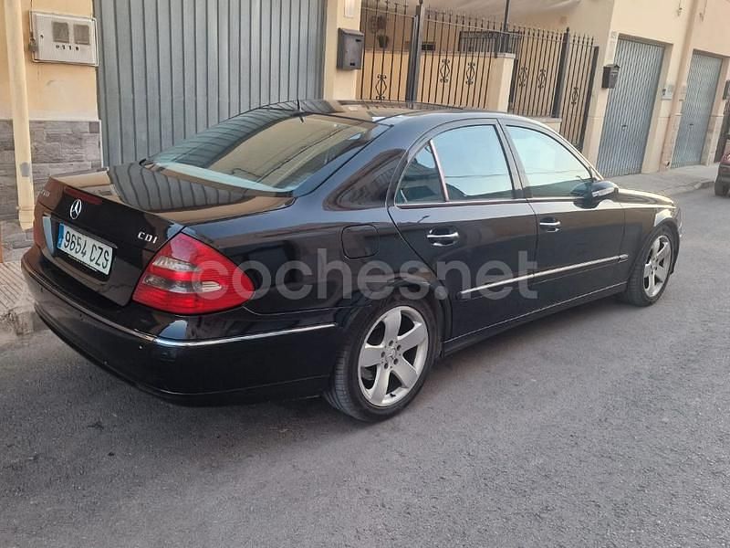 Usado Mercedes E400 Avantgarde 260 CV (191 kW) 2004 Azul Berlina