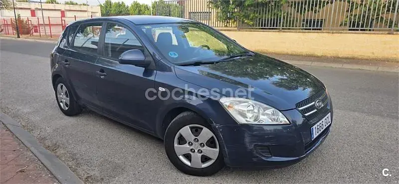 Usado Kia Ceed 109 CV (80 kW) 2008 Azul Utilitario