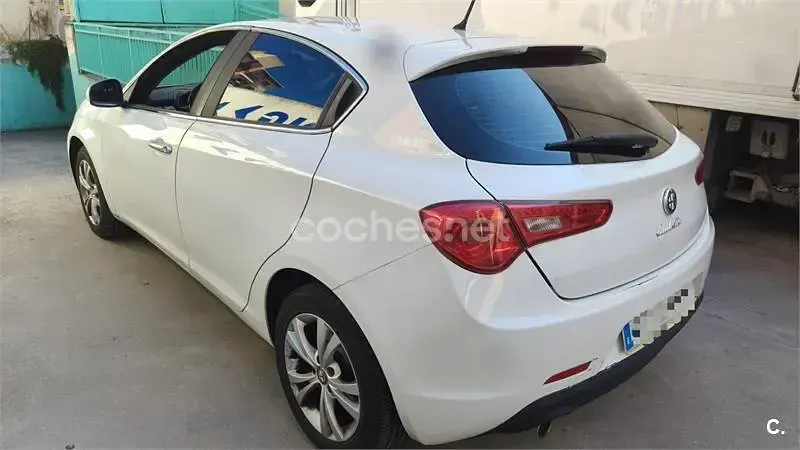 Usado Alfa Romeo Giulietta Distinctive 105 CV (77 kW) 2011 Blanco Utilitario