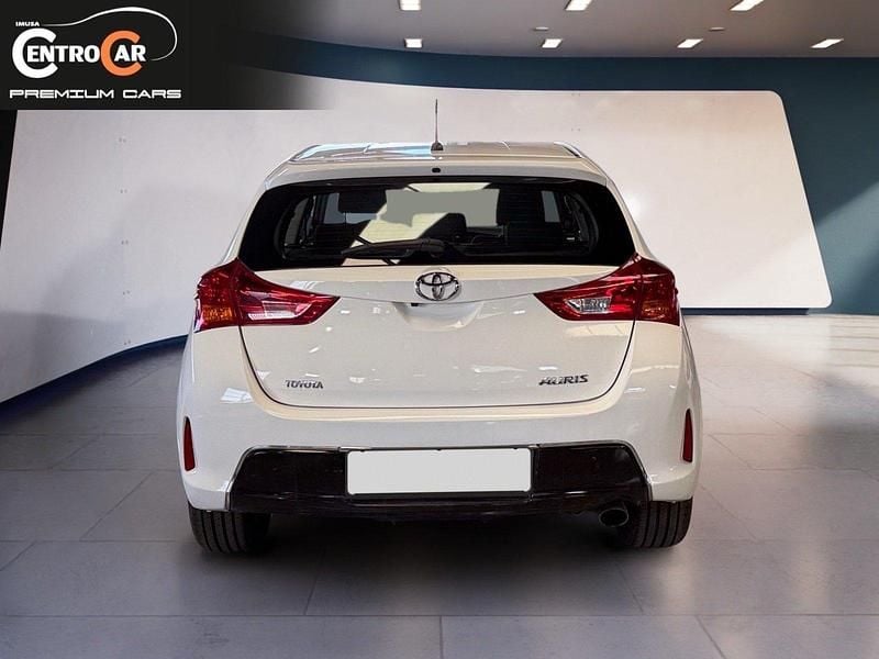 Usado Toyota Auris Active 132 CV (97 kW) 2015 Blanco Berlina