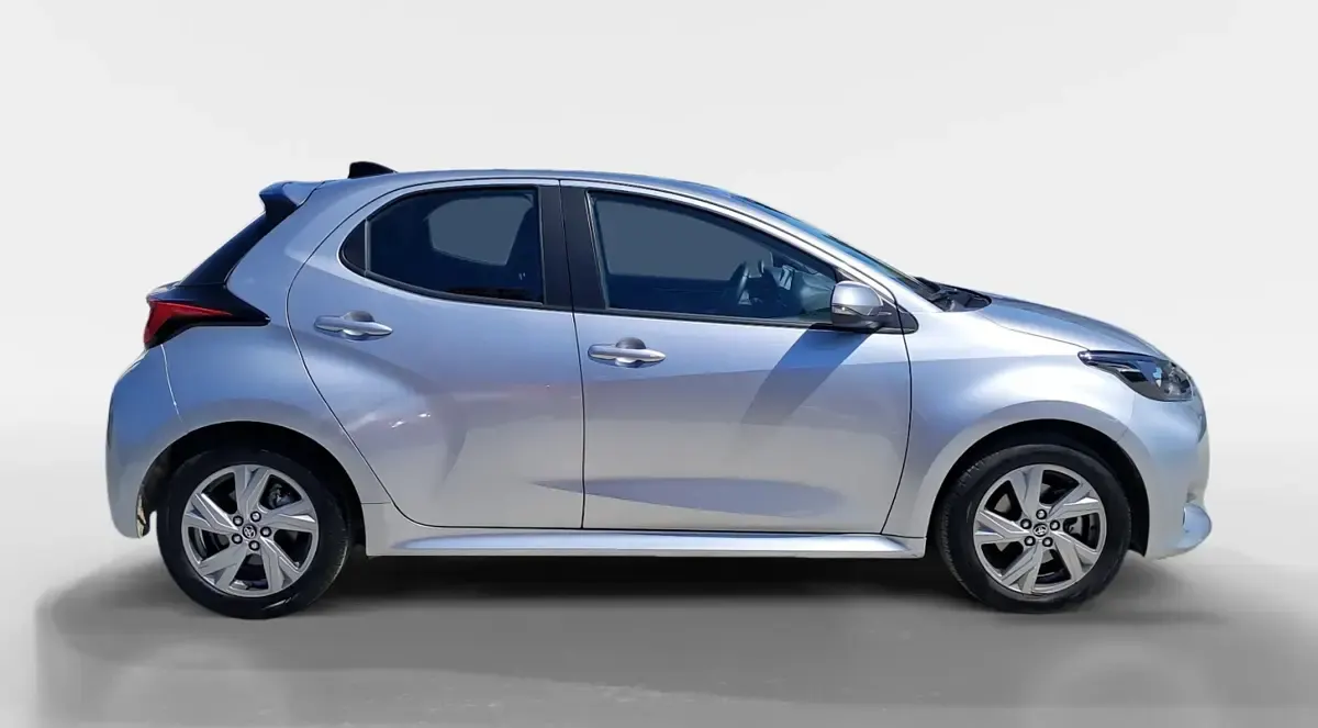Usado Toyota Yaris Hybrid Active 116 CV (85 kW) 2025 Gris Berlina