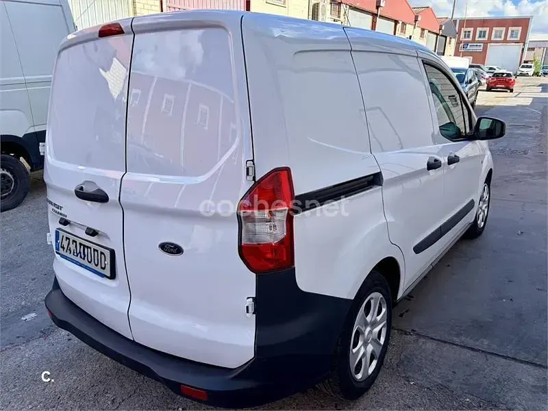 Usado Ford Tourneo Courier Sport 100 CV (73 kW) 2023 Blanco Monovolumen